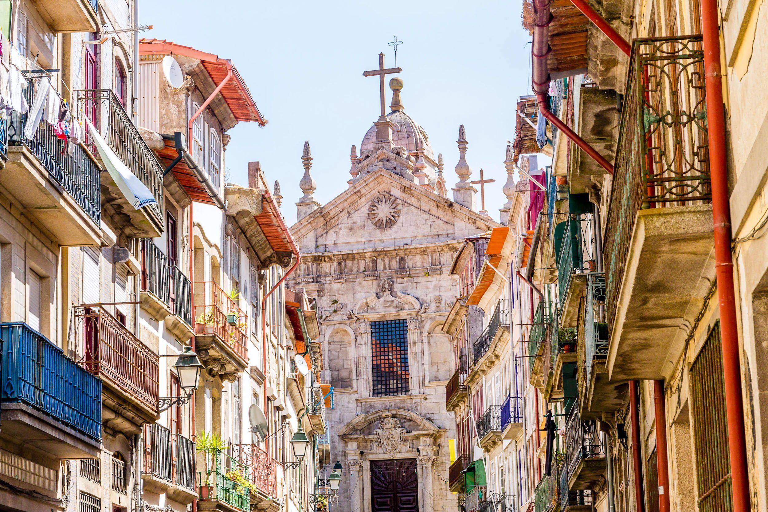 Balconi affacciati sulla chiesa di S. Bento da Vitoria nel centro storico di Porto ©Pedro Ivo Mota/Shutterstock