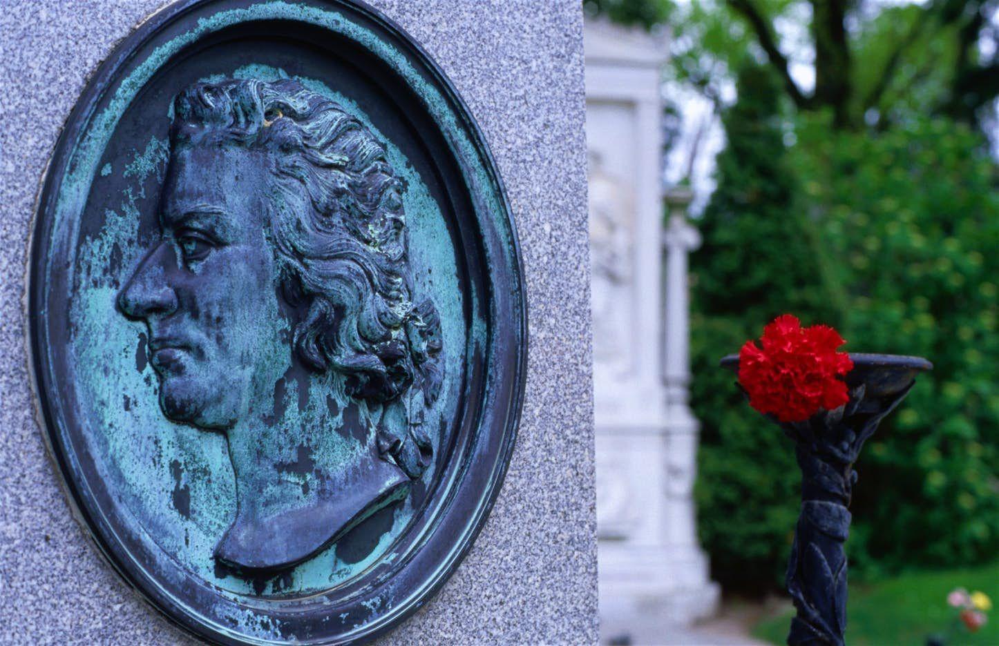 Cercate le lapidi di personaggi famosi come Mozart in questo cimitero viennese © Richard Nebesky / Lonely Planet