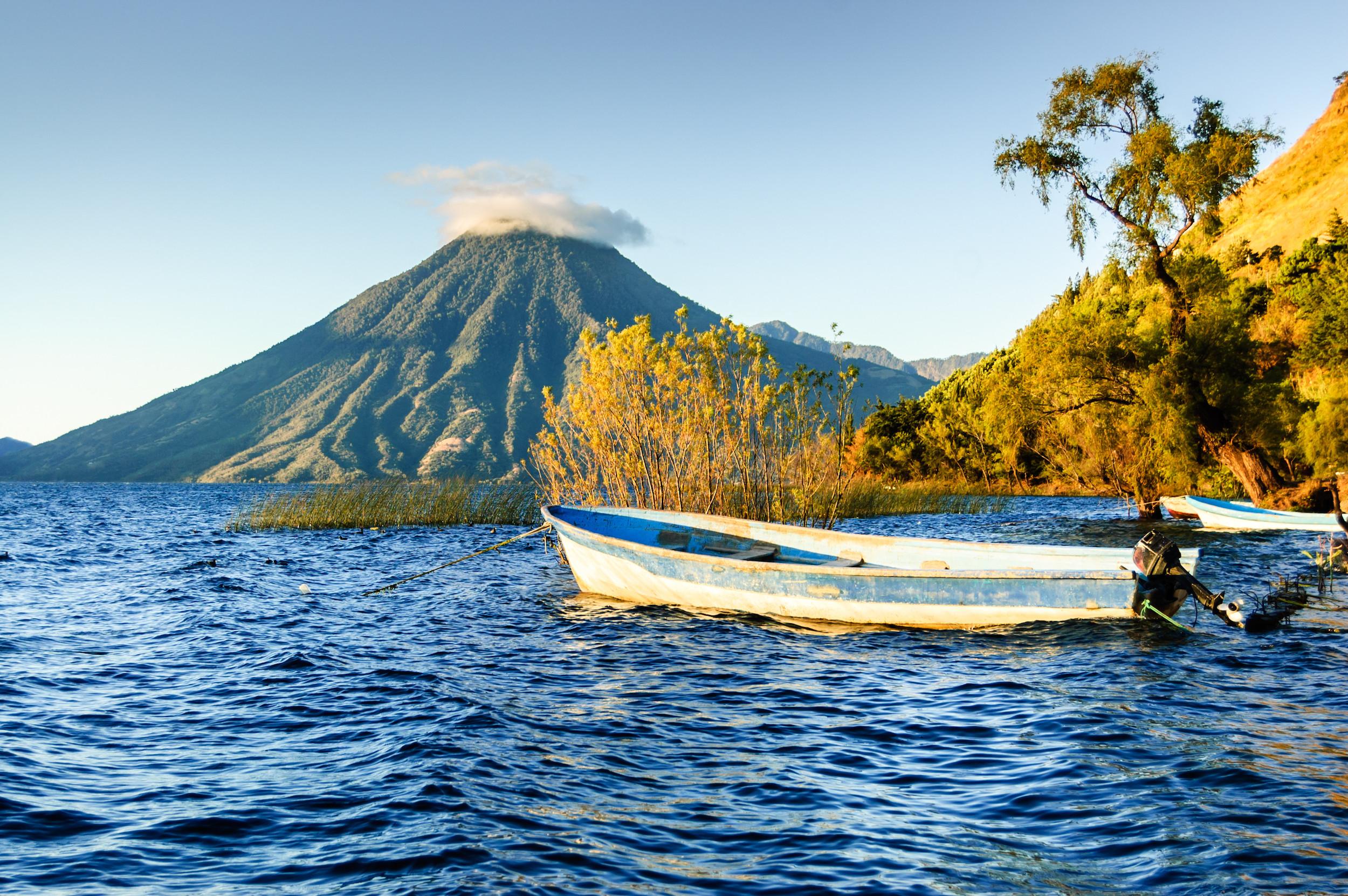 Il vulcano San Pedro Volcano e il Lago de Atitlan in Guatemala ©loca4motion/Getty Images