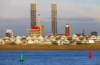 Der Leuchtturm am Hafen von Ijmuiden wacht über die Küste in Nordholland.