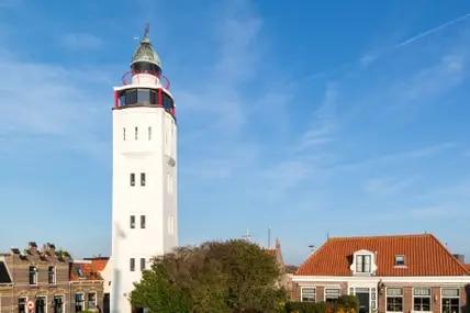 Der viereckige Leuchtturm steht in der Altstadt von Harlingen.