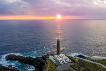 Vom 34 Meter hohen Leuchtturm auf La Palma lässt sich der Sonnenuntergang ausgiebig genießen.