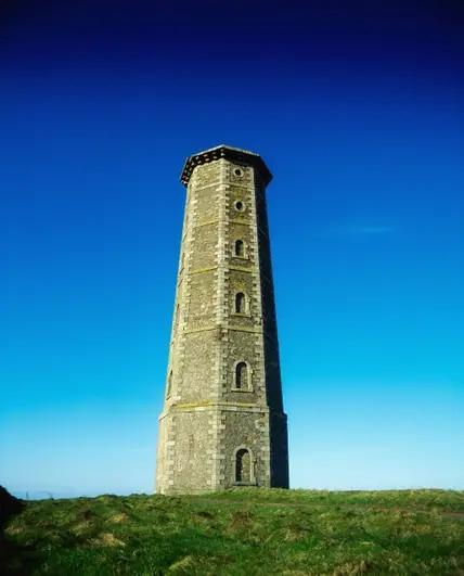 Wicklow Head in Irland: In den achteckigen Leuchtturm schlug 1836 ein Blitz ein. Danach wurde die Spitze gekappt.
