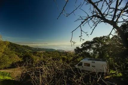 Ein Wohnmobil an der Straße bei Arbus auf Sardinien.