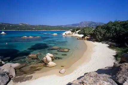 Der bekannteste Küstenabschnitt auf Sardinien ist die Costa Smeralda.