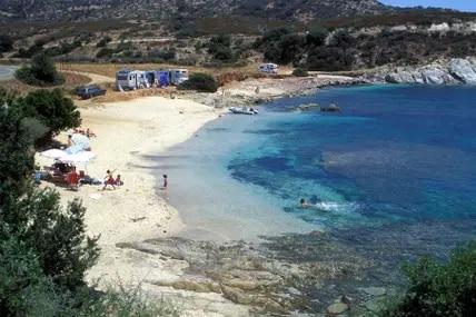 Camper in einer Bucht an der Costa del Sud auf Sardinien.