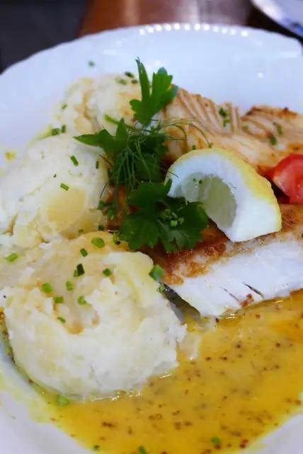 Im Daheim wird man auf jeden Fall satt. Herrlich lecker: Dorsch in Senfsauce mit Kartoffelstampf.
