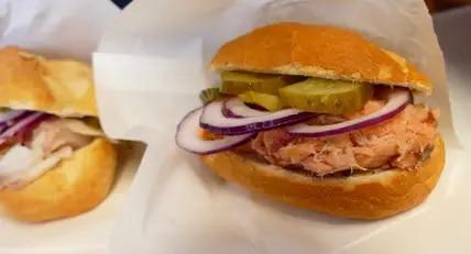 Humor haben die Jungs von der Berta auch – und die leckersten Fischbrötchen der Insel.