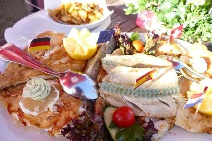 Sechs Fischsorten aus der Ostsee – die üppige Fischplatte für zwei Personen ist ein kulinarisches Lehrstück.